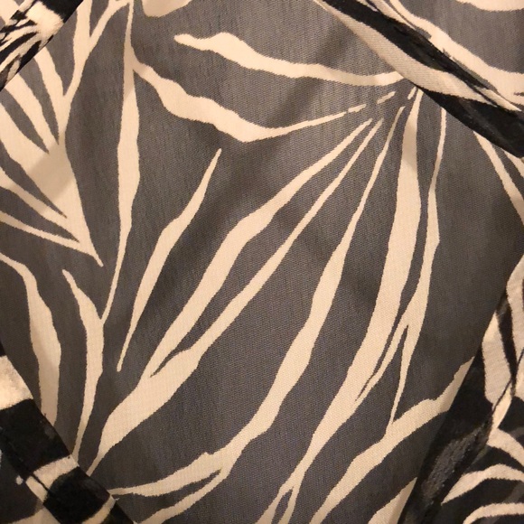 Open back black and white floral sheer tank - Picture 4 of 7